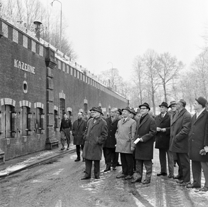 128421 Afbeelding van het bezoek van de leden van de provinciale ambtelijke commissie voor gemeentezaken aan het Fort ...